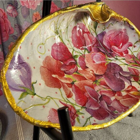 DECOUPAGE CLAM SHELL DECOUPAGE PINK FLOWERS ON A CLAM SHELL TRINKET DISH - Picture 2 of 10